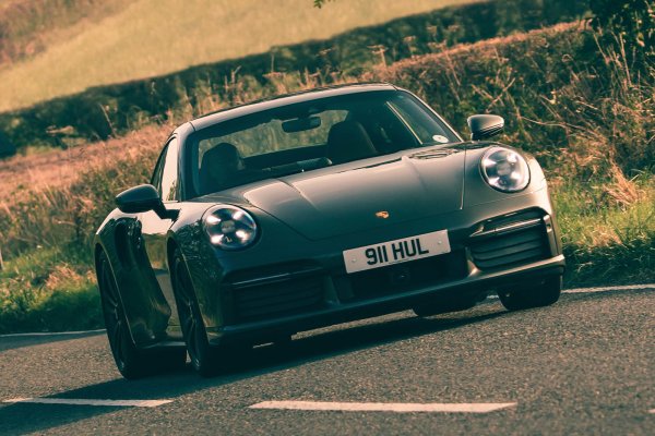 Всички знаем колко брилянтен е класичски Porsche 911. Легендата се предлага във всякакви форми и размери, така че понякога е странно да наречете две тотално различни коли с едно и също име на модел. Но пък всичките са отлични и Фердинанд Порше би се гордял!

Гамата започва с Carrera, следвана от Carrera GTS и Carrera T. След това има Targa 4 GTS, Turbo и GT3 и GT3 RS. Мощността варира от 388 к.с. в Carrera до 533  в моделите GTS. Между тяхо GT3 получава 503 к.с. и ускорява от 0 до 100 километра в час за 3,4 секунди. 

Ако има маниаци на тема мощност, може да опитат GT3 RS с 525 коня. Това достига стотака само за 3,2 секунди, достигайки максимална скорост от почти 300 км в час.